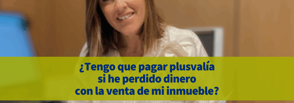 Foto de Katia Domingo revisando una documentación.