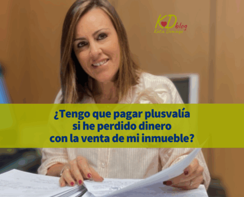 Foto de Katia Domingo revisando una documentación.