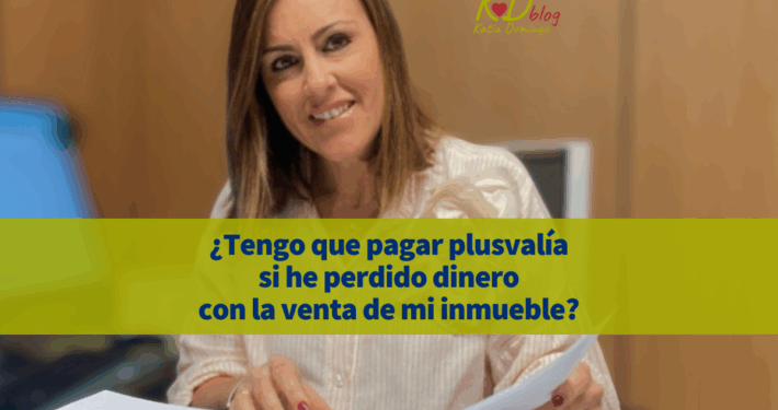 Foto de Katia Domingo revisando una documentación.