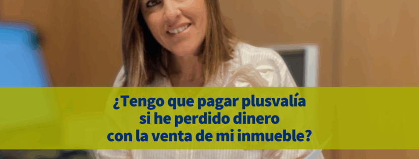 Foto de Katia Domingo revisando una documentación.