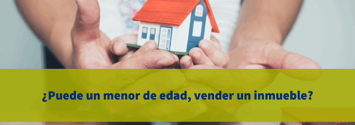 Foto de una niña sujetando con las manos una casa de madera.