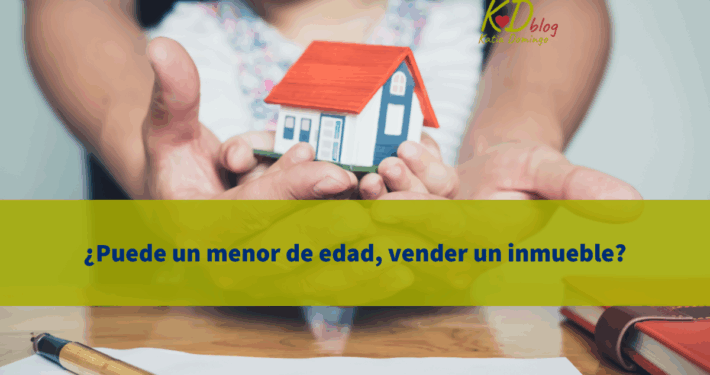 Foto de una niña sujetando con las manos una casa de madera.