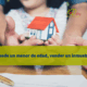 Foto de una niña sujetando con las manos una casa de madera.